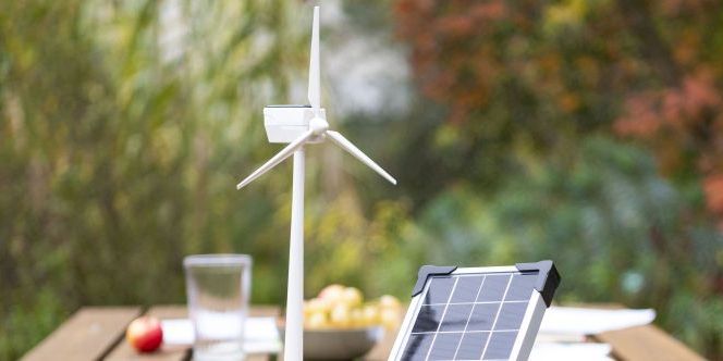 Windenergie Modell und Solar Modul auf Tisch im Garten